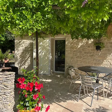 Le Mazet En été En Garrigue Nimoise Et Parking 4*