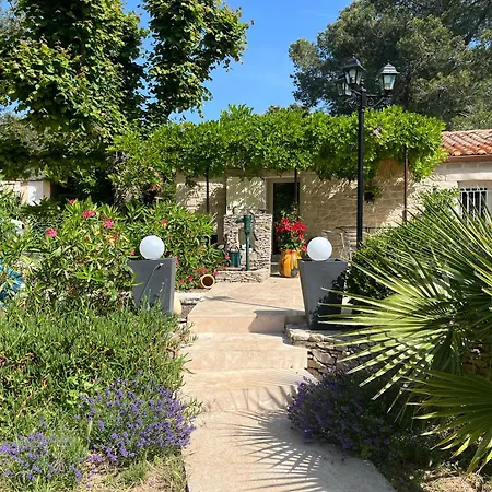 Le Mazet En été En Garrigue Nimoise Et Parking Nîmes