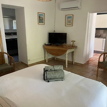 Le Mazet En Ete En Garrigue Nimoise Et Parking Guest house Nimes