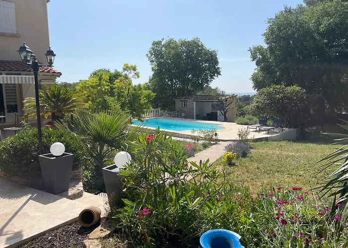 Le Mazet En été En Garrigue Nimoise Et Parking 4*