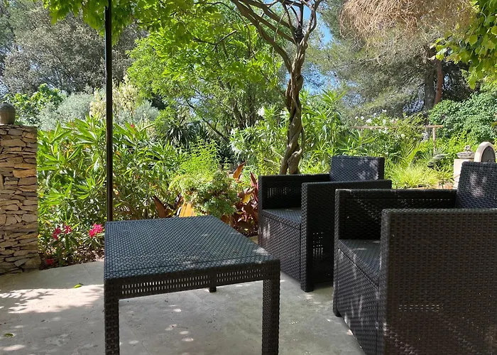 Le Mazet En été En Garrigue Nimoise Et Parking Nîmes