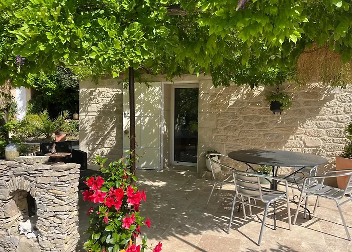 Le Mazet En été En Garrigue Nimoise Et Parking 4*