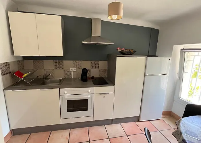 Gasthuis Le Mazet En Ete En Garrigue Nimoise Et Parking 4*