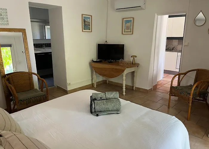 Le Mazet En Ete En Garrigue Nimoise Et Parking Gasthuis Nîmes