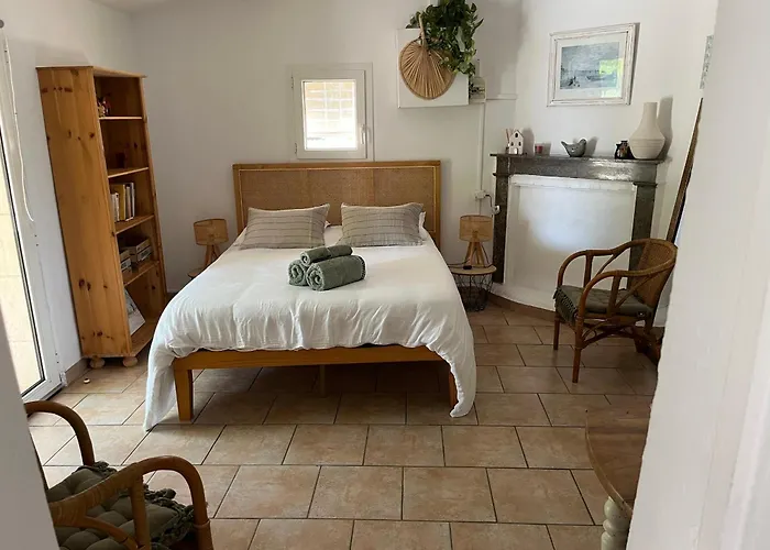 Maison d'hôtes Le Mazet En été En Garrigue Nimoise Et Parking Nîmes